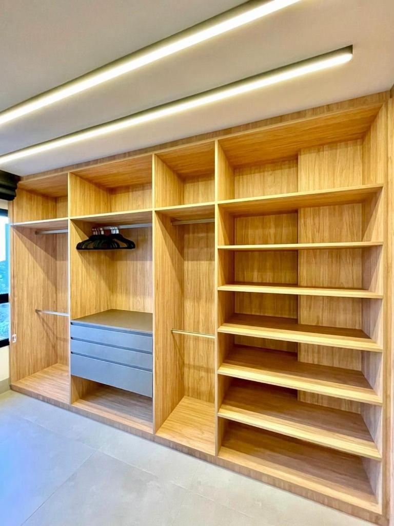 Apartamento Um Luxo De Vista, Lindo Closet E Moveis Assinados *